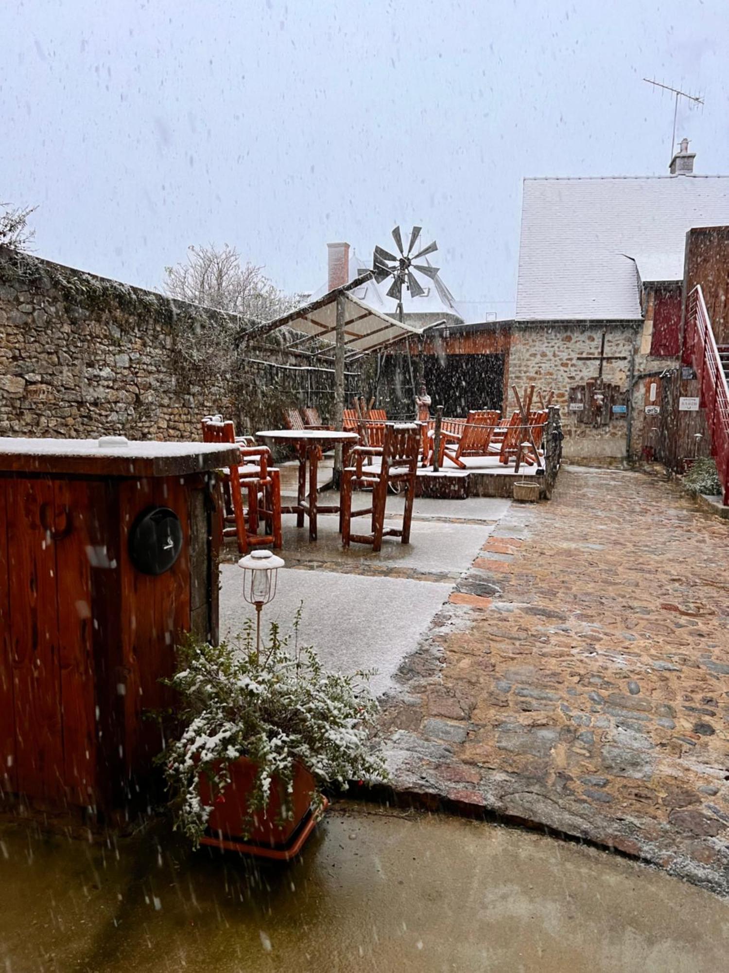 Hotel Le Ranch Brûlon Esterno foto